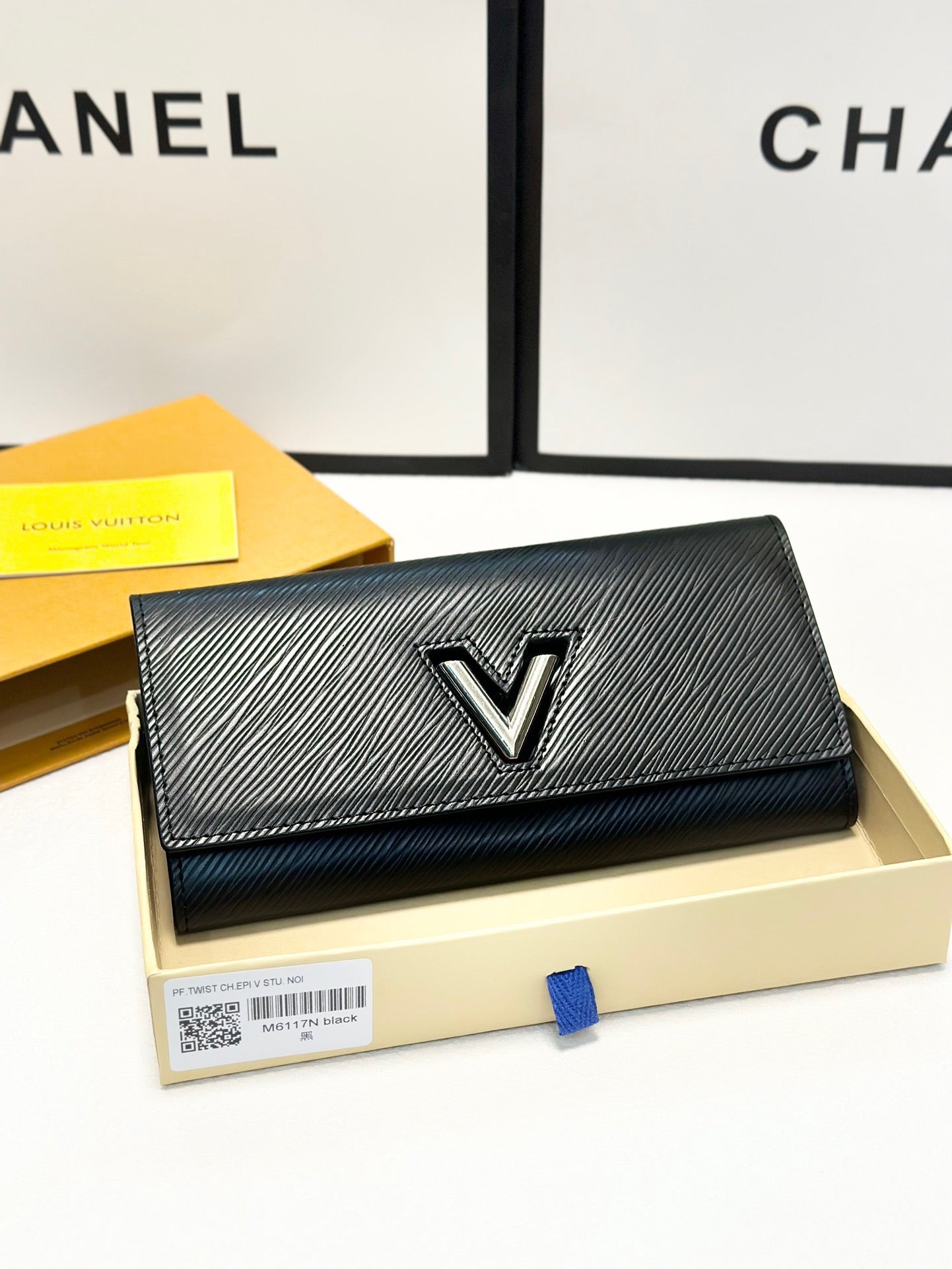 LV Louis Vuitton Classic Leather Purse Size 19x10cm
